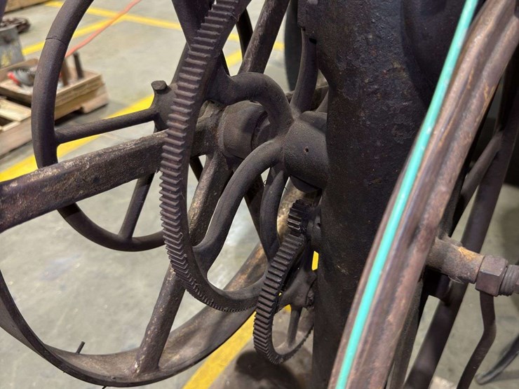 foot-powered-treadle-machine-image-22