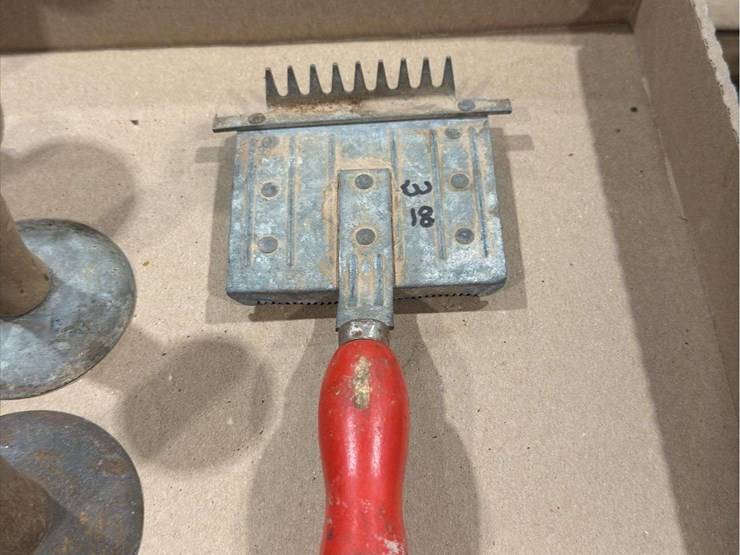 vintage-grooming-tools-for-livestock-image-5