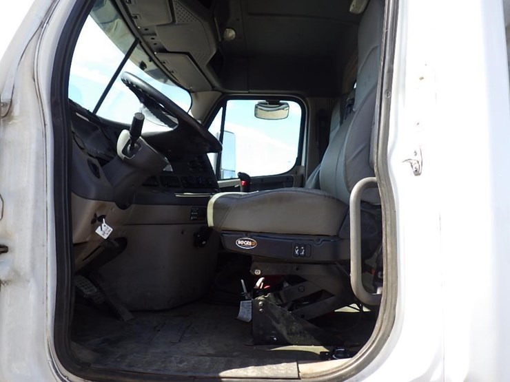 2012-freightliner-cascadia-125-image-20
