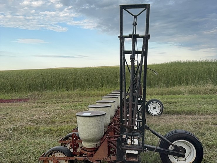 lilliston-8-row-planter-with-fiberglass-boxes,-been-sitting,-some-rust,-boxes-turn-free,-discs-need-loosened-up-image-11
