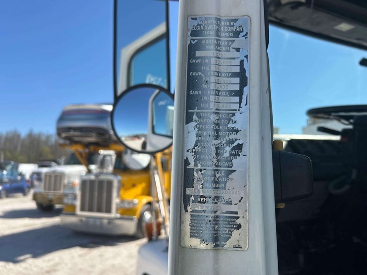 2002-freightliner-fl70-image-5