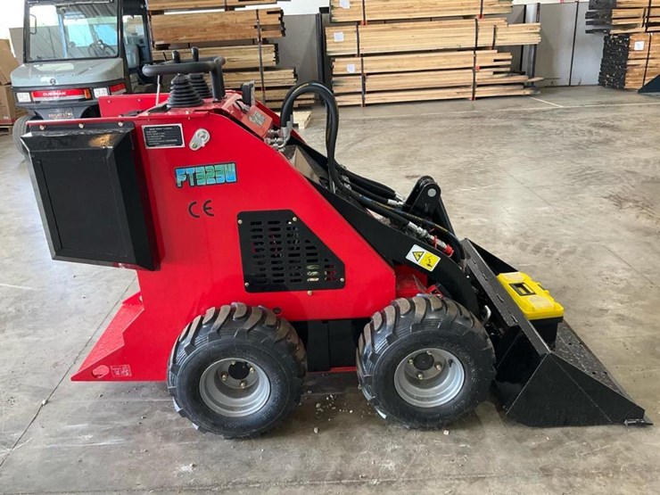 #1015-•-unused-future-ft323w-mini-skid-steer-image-6