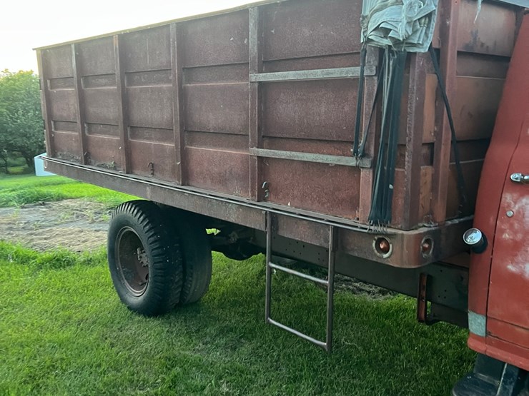 1961-ih--truck,-steel-box-and-hoist,-no-end-gate,-didnt-try-starting-it.-image-11