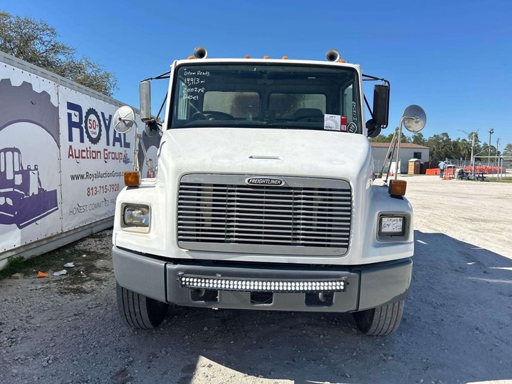2002-freightliner-fl70-image-35