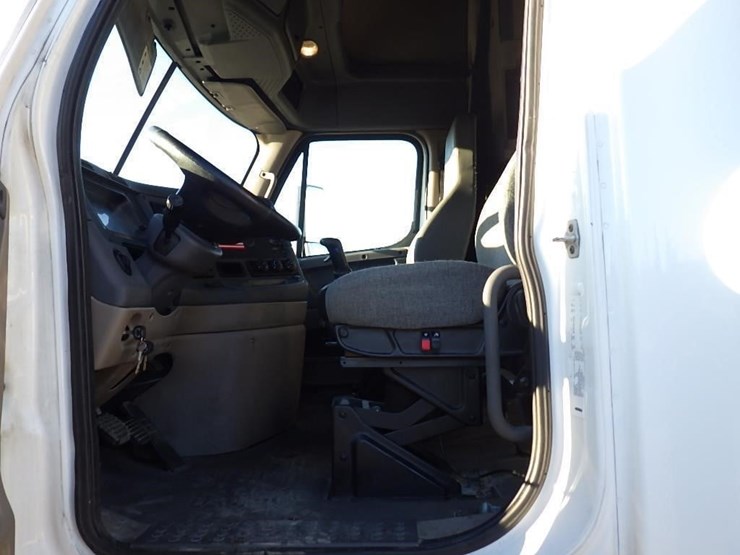 2016-freightliner-cascadia-113-image-18