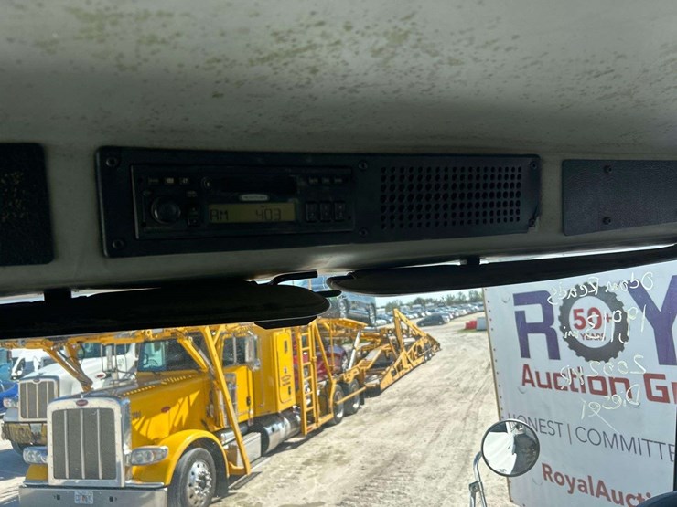 2002-freightliner-fl70-image-34