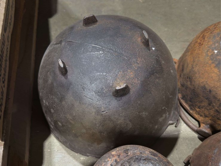 large-group-of-cast-iron-pots-image-9