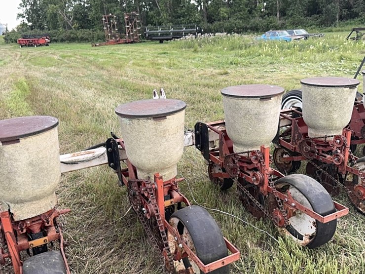lilliston-8-row-planter-with-fiberglass-boxes,-been-sitting,-some-rust,-boxes-turn-free,-discs-need-loosened-up-image-7