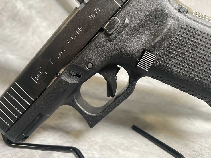 #4562-•-glock-19-gen-5-9mm-luger-semi-auto-pistol,-sn:-cdyz003-image-20