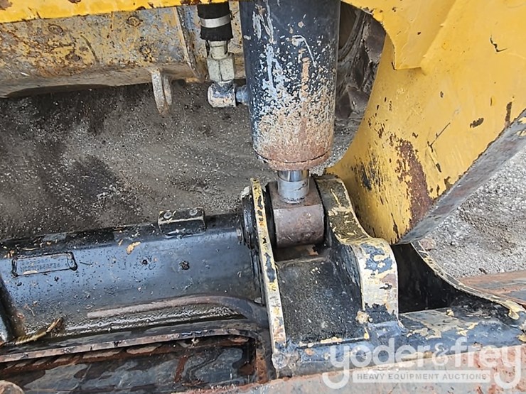 2016-caterpillar-236d-image-13