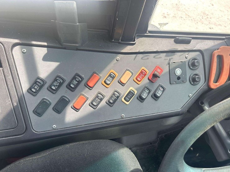 2009-freightliner-b2-image-13