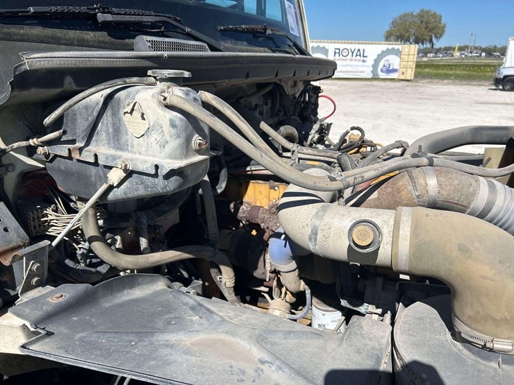 2002-freightliner-fl70-image-10