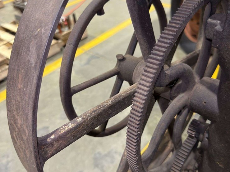 foot-powered-treadle-machine-image-23