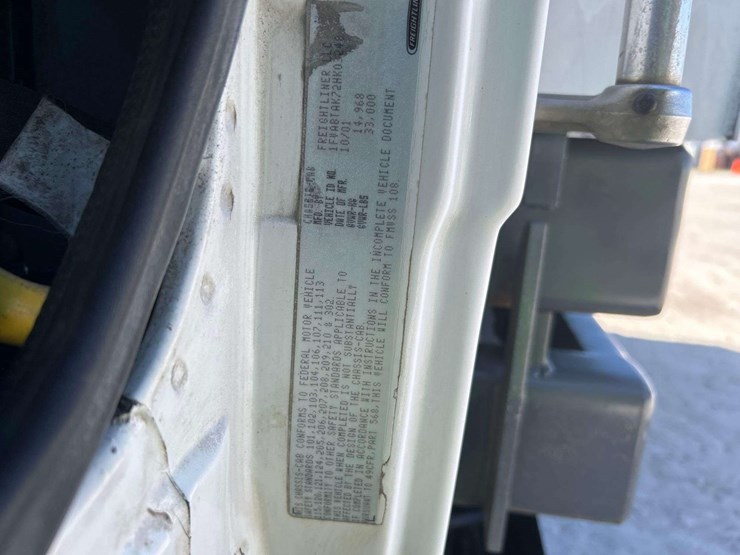 2002-freightliner-fl70-image-6