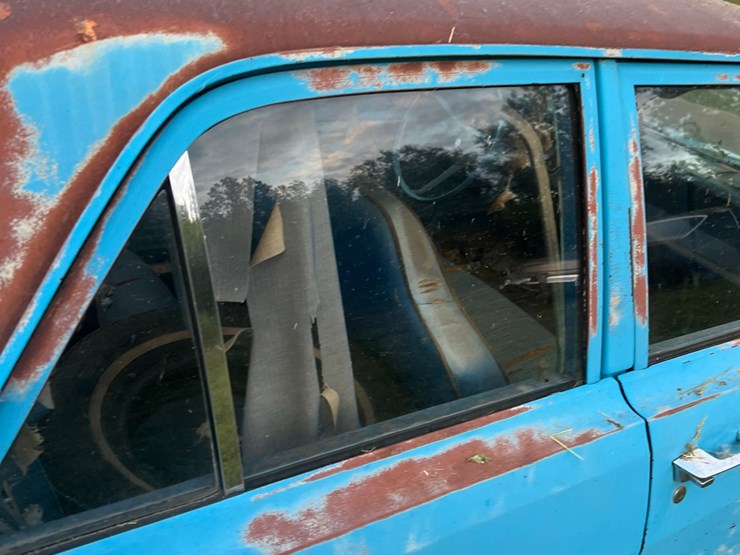 1972-plymouth-valient￼,-slant-six-engine-and-manual-transmission,-glass-is-good,-leaf-springs,-been-sitting-for-a-long-time.-image-53