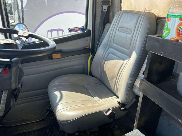 2002-freightliner-fl70-image-33