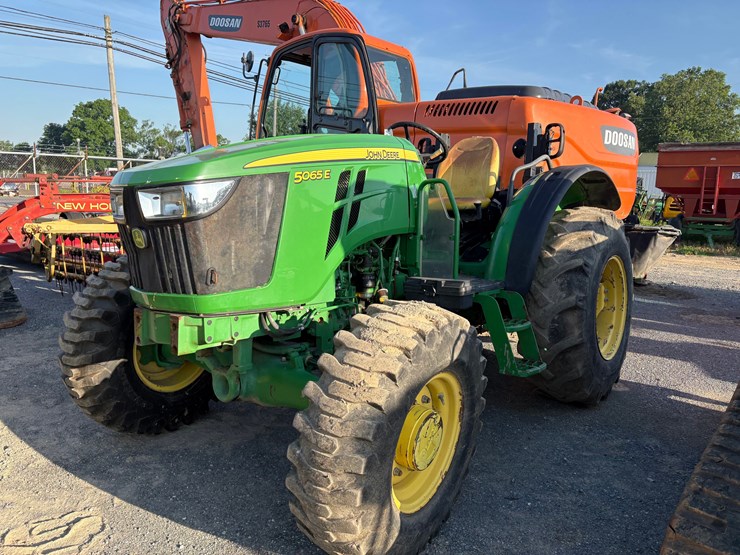 2020-john-deere-5065e-image-2