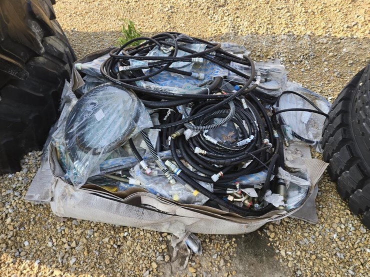 #3846-•-box-of-assorted-hydraulic-hoses-image-5