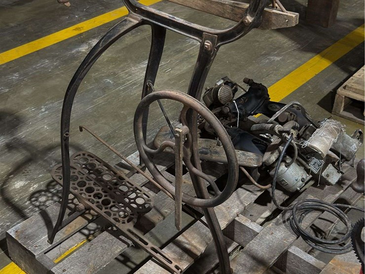 new-rodger’s-treadle-scroll-saw-image-4