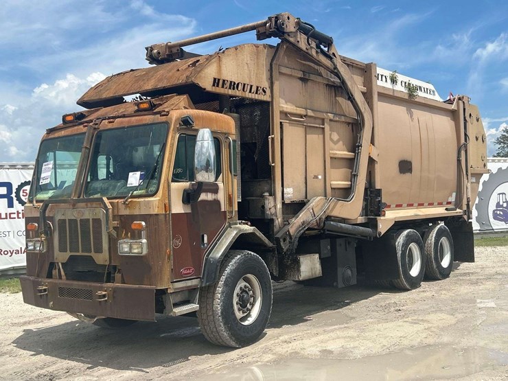 2015-peterbilt-320-image-1