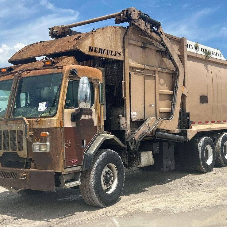 2015 PETERBILT 320