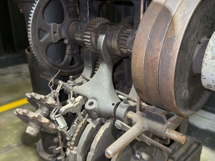 circular-knitting-machine-image-42
