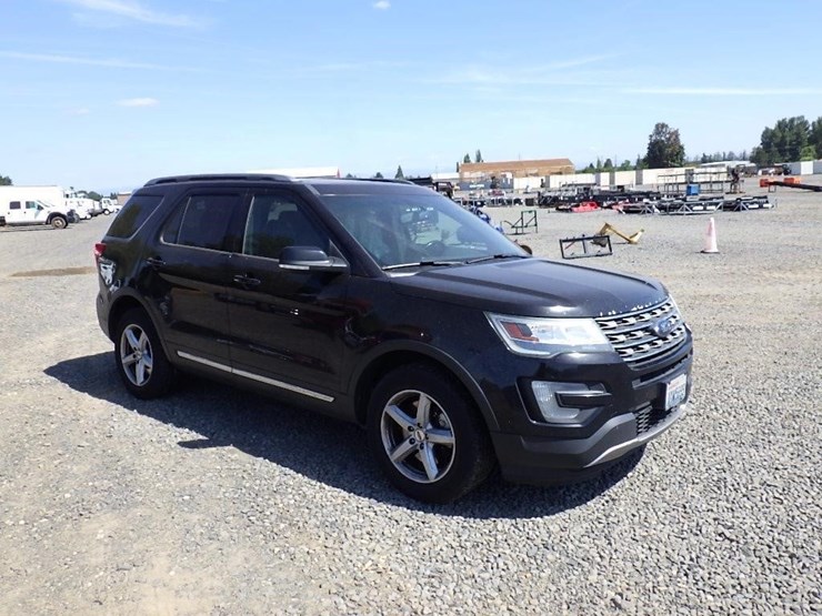 2016-ford-explorer-xlt-image-2