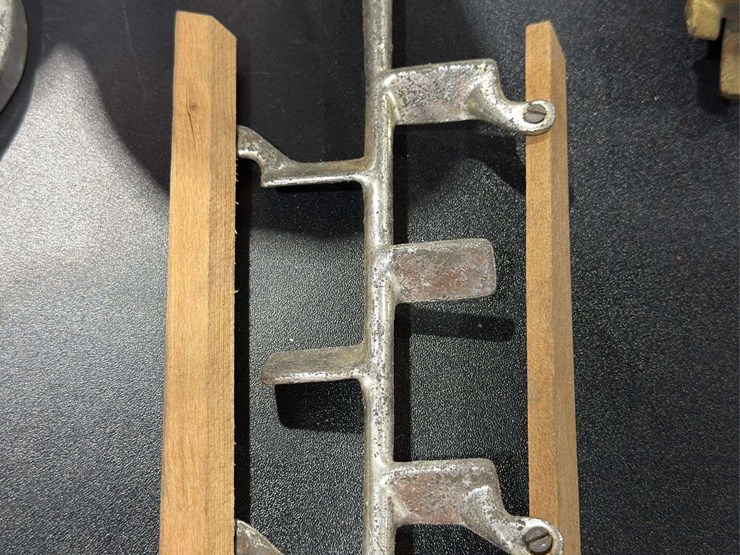 2qt-hand-crank-ice-cream-maker,-made-of-galvanized-metal.-image-15