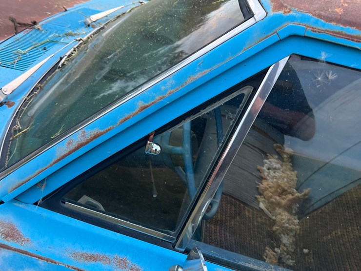 1972-plymouth-valient￼,-slant-six-engine-and-manual-transmission,-glass-is-good,-leaf-springs,-been-sitting-for-a-long-time.-image-75