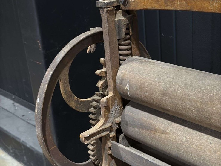 ewbank-"little-giant"-cast-iron-clothes-mangle/wringer-image-17