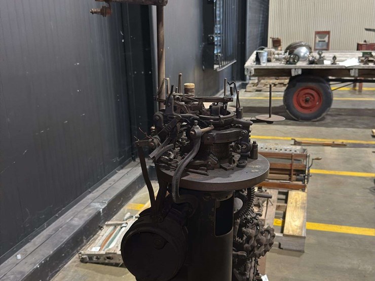 circular-knitting-machine-image-28