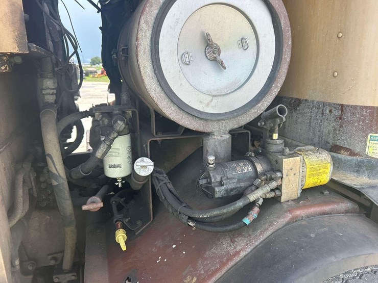 2015-peterbilt-320-image-15