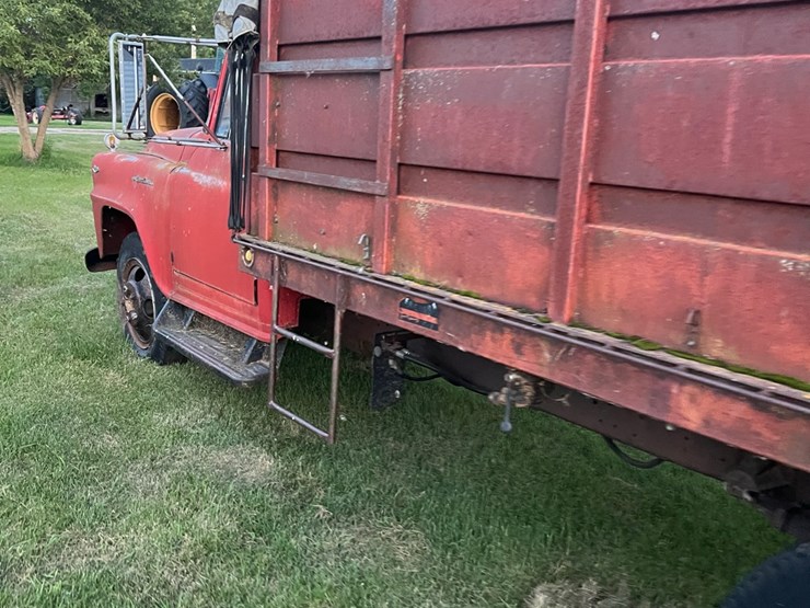 1961-ih--truck,-steel-box-and-hoist,-no-end-gate,-didnt-try-starting-it.-image-16