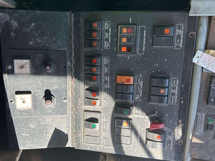 2002-freightliner-fl70-image-30