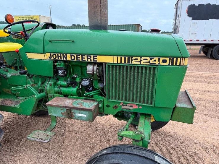 1980-john-deere-2240-image-18