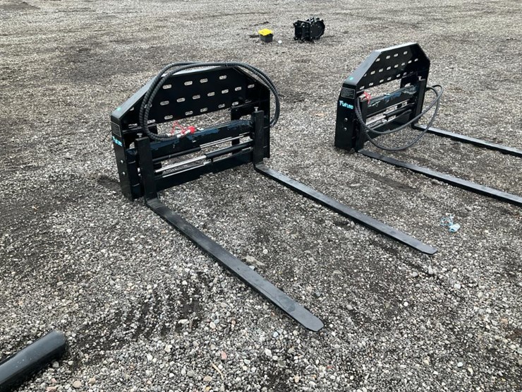 #1365-•-unused-future-side-shift-skid-steer-forks-image-1