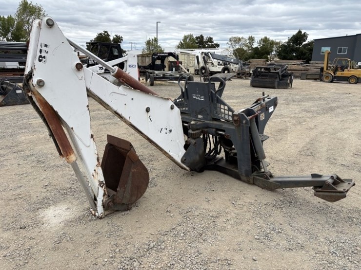 bobcat-811-backhoe-attachment-image-1