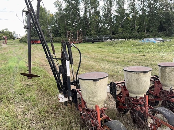 lilliston-8-row-planter-with-fiberglass-boxes,-been-sitting,-some-rust,-boxes-turn-free,-discs-need-loosened-up-image-4