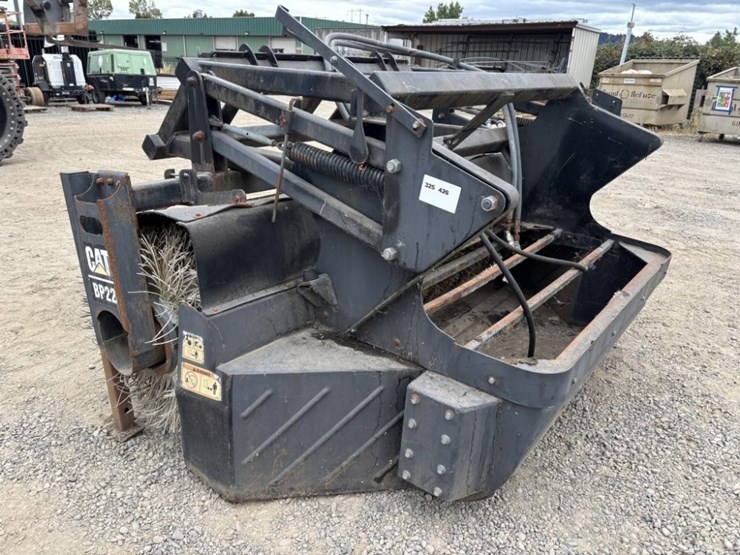 caterpillar-bp22-pickup-broom-image-2