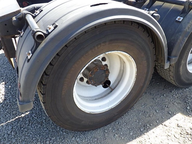2012-freightliner-cascadia-125-image-38