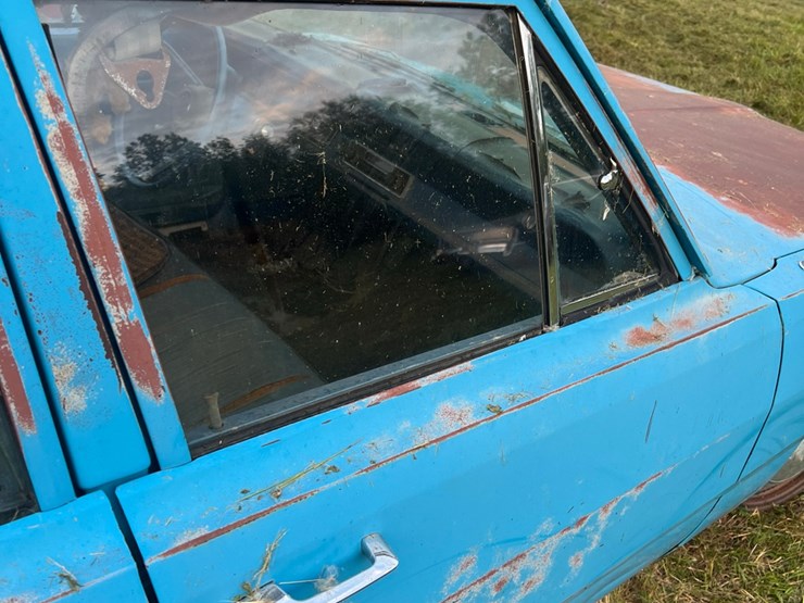 1972-plymouth-valient￼,-slant-six-engine-and-manual-transmission,-glass-is-good,-leaf-springs,-been-sitting-for-a-long-time.-image-51