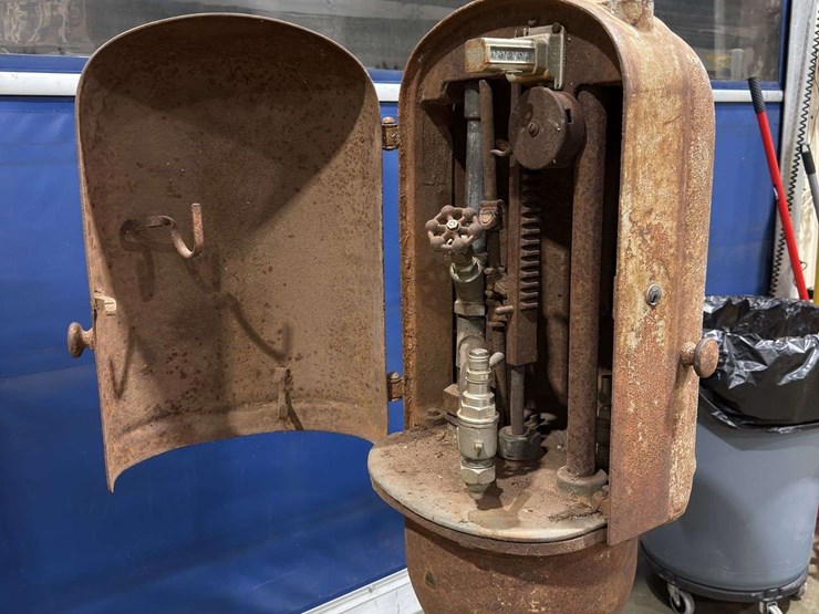 t-8-gas-pump-image-5
