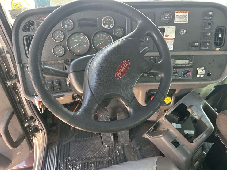 2014-peterbilt-384-image-21