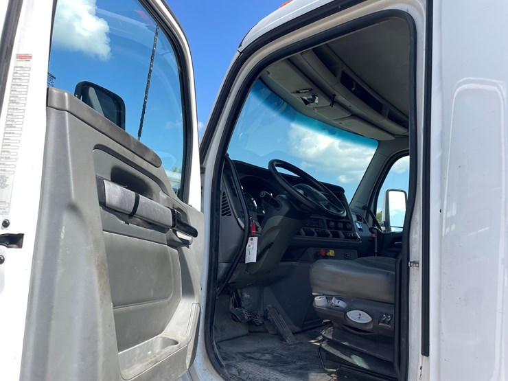 2014-kenworth-t680-image-32