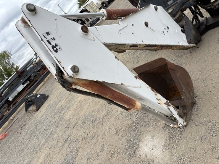 bobcat-811-backhoe-attachment-image-5