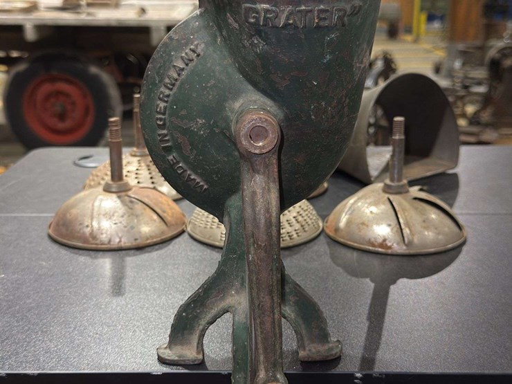 collection-of-cheese-graters-image-2
