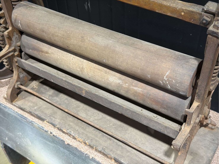 ewbank-"little-giant"-cast-iron-clothes-mangle/wringer-image-19