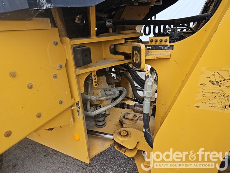 2015-caterpillar-926m-image-18