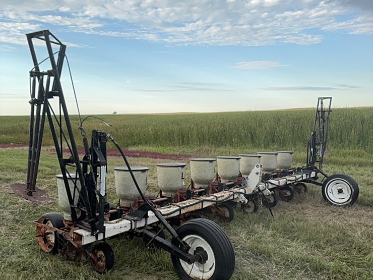 lilliston-8-row-planter-with-fiberglass-boxes,-been-sitting,-some-rust,-boxes-turn-free,-discs-need-loosened-up-image-12