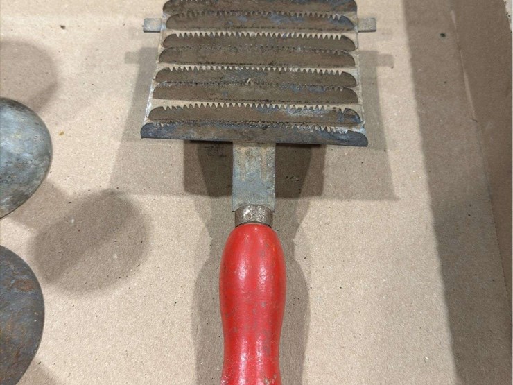 vintage-grooming-tools-for-livestock-image-4
